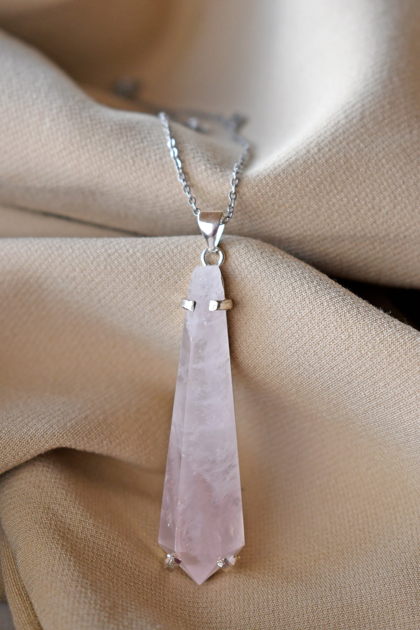 Colgante de Cuarzo Rosa Prisma Largo